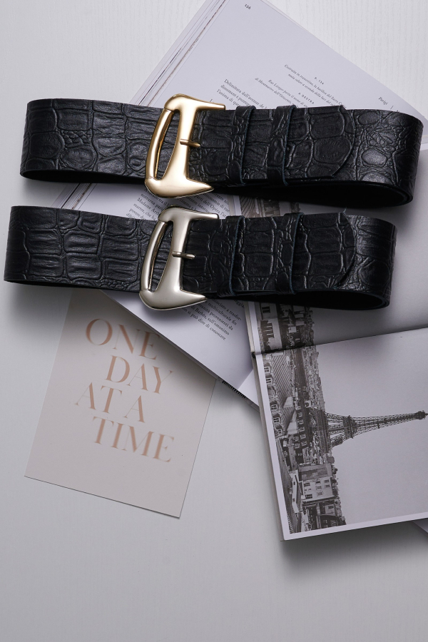 'MOVE OVER' LEATHER BELT -BLACK/GOLD
